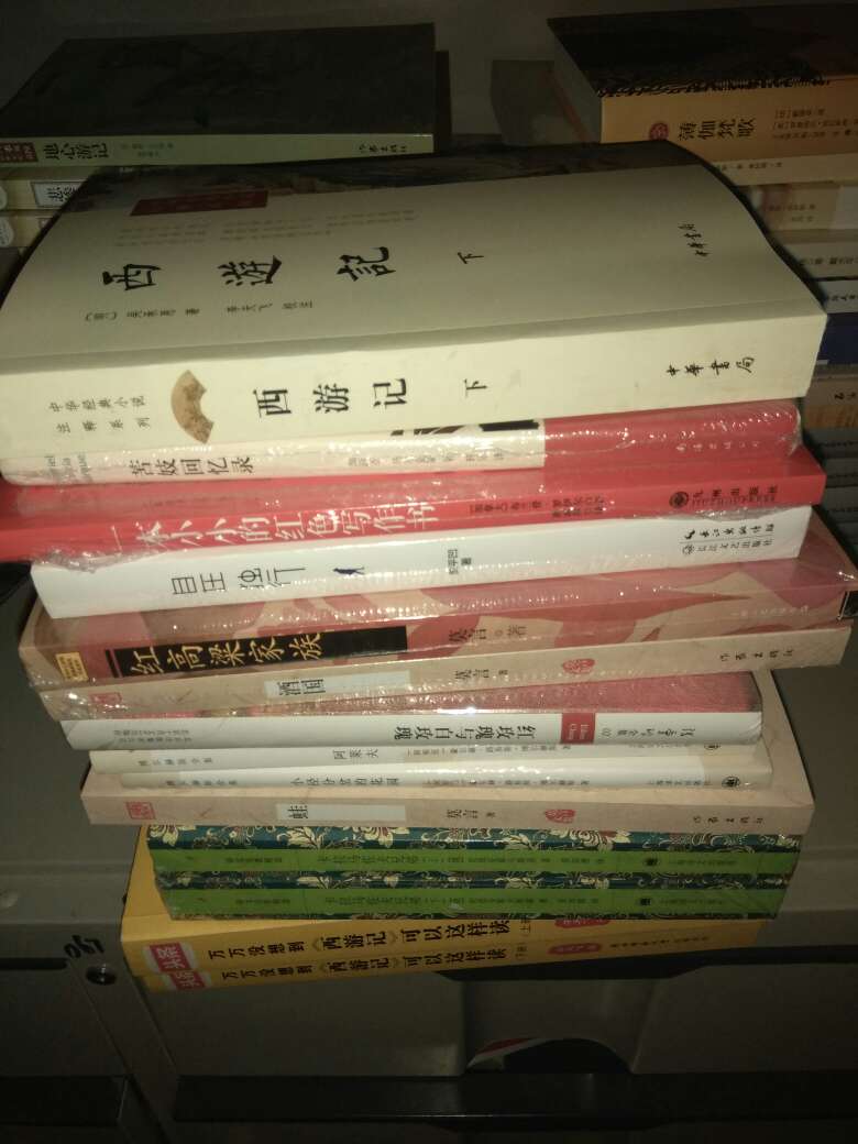 书籍[1]，是指装订成册的图书和文字，在狭义上的理解是带有文字和图像的纸张的集合。广义的书则是一切传播信息的媒体。不过有些人认为图书一词是“河图”与“洛书”的简称。中文名书籍外文名Book