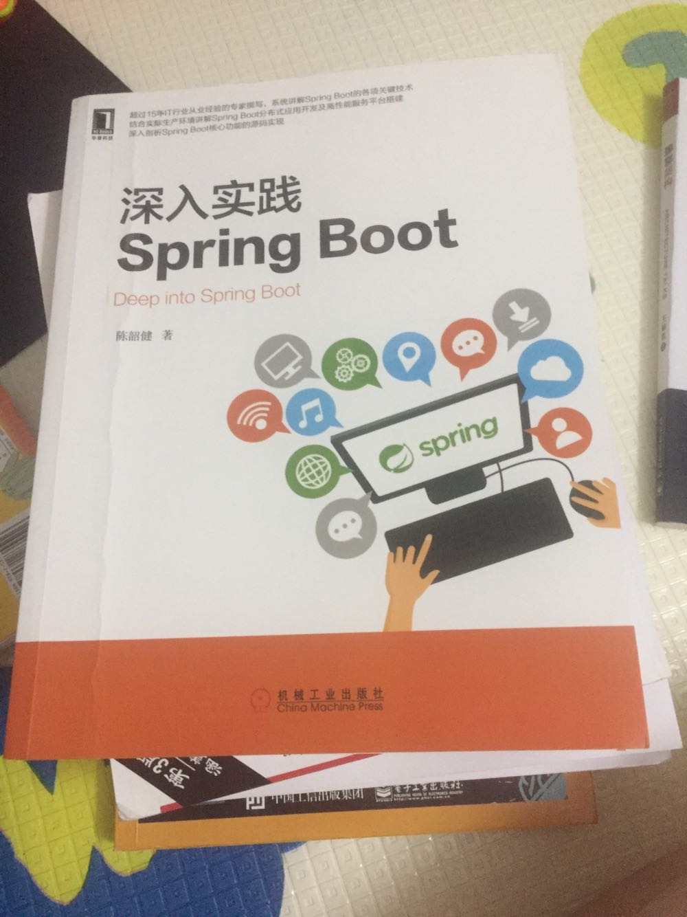 springboot目前很流行，集成的东西很多，翻看了这本书的目录，只讲了一部分内容，相关的中文书籍不多，先看看在追评