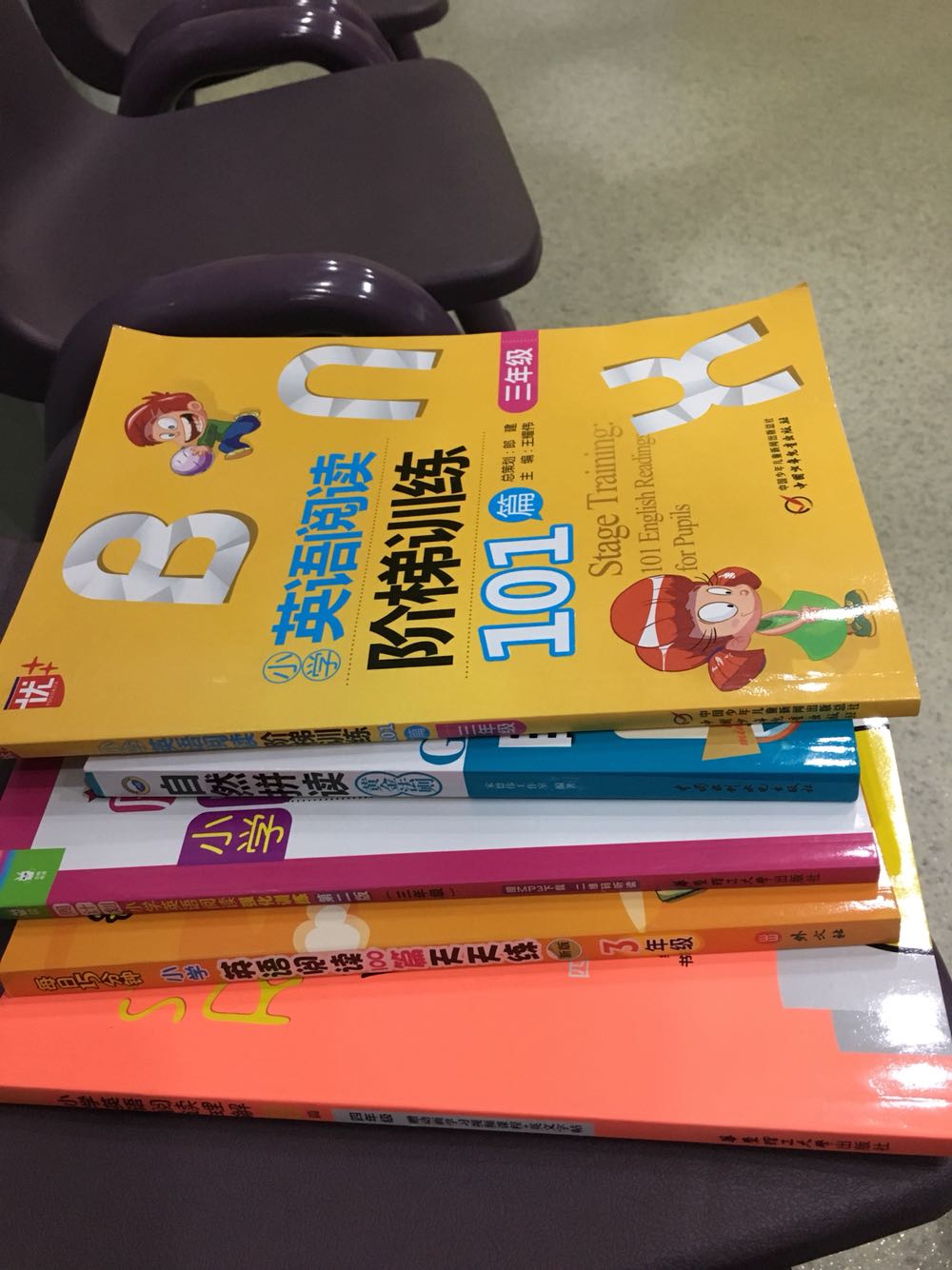 一次性买了很多，很适合三年级的孩子们，进行阅读理解的强化训练，很棒的一本阅读理解