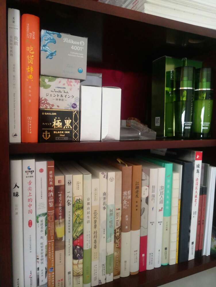 蔡澜的文笔很好，一直都喜欢看，买了一堆书，最喜欢的是各种与美食有关的，吃货的幸福哈哈哈