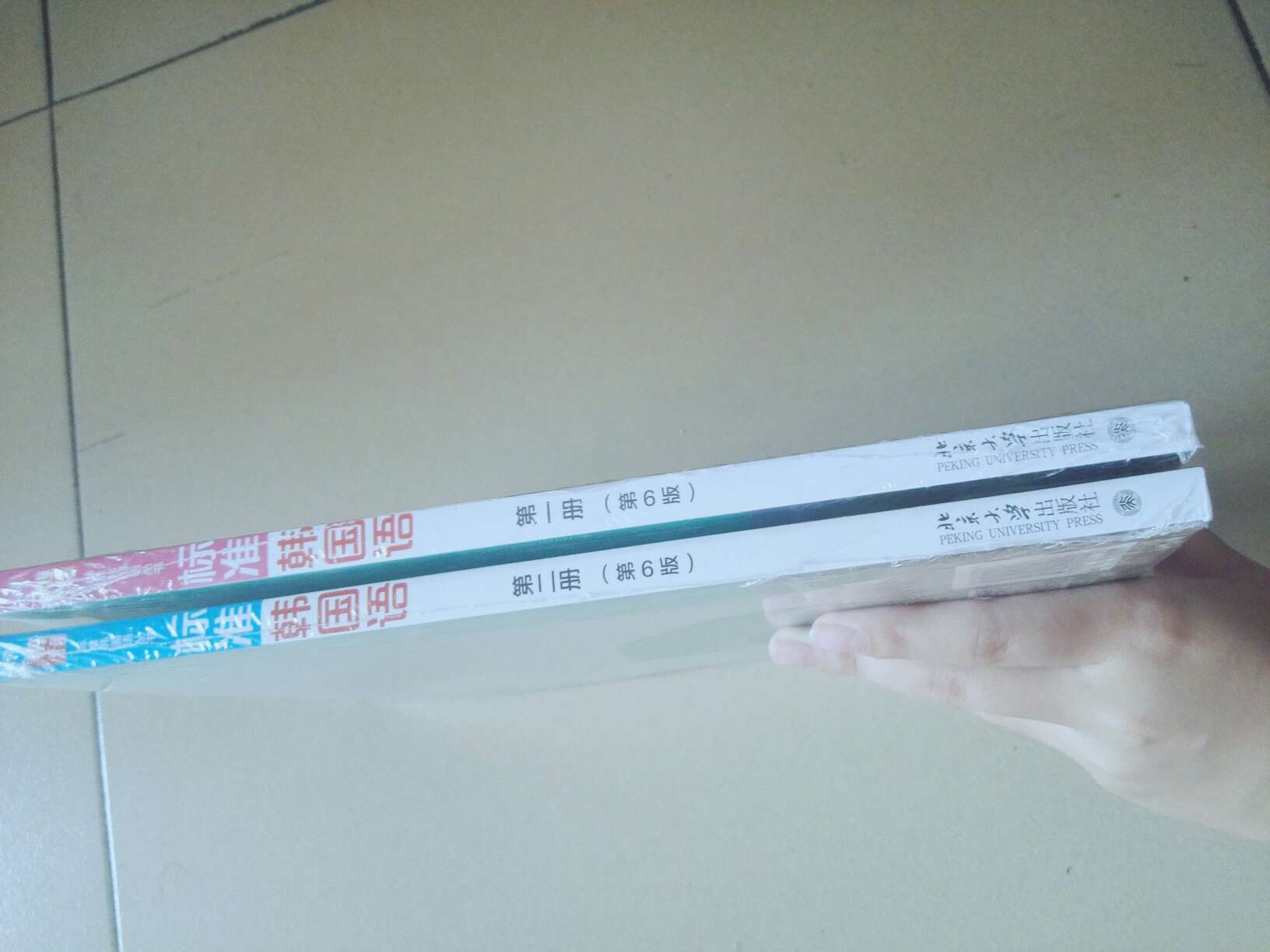 包装完好，没有破损折角，书里配有光碟，适合用来自学韩语。?