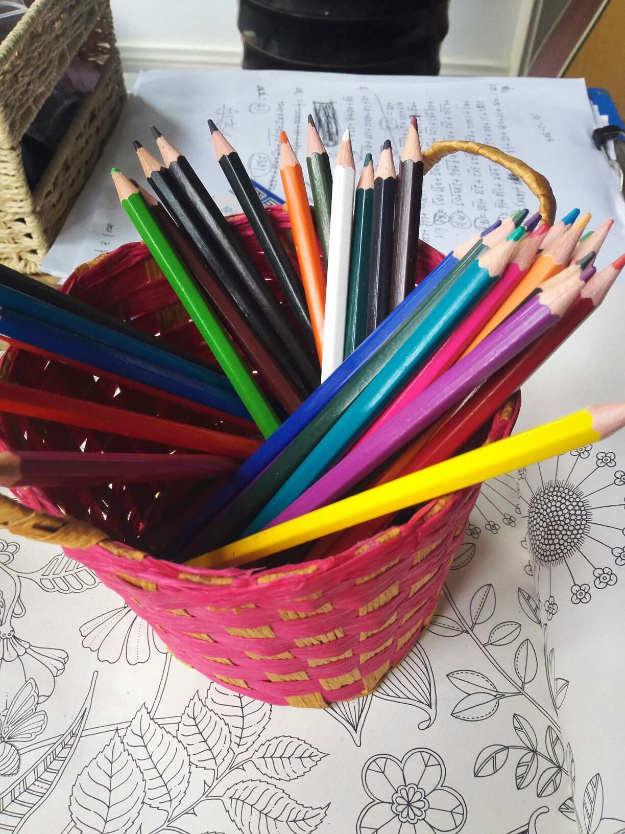 色彩多，上色好上，就是没有配套转笔刀，需要单独买