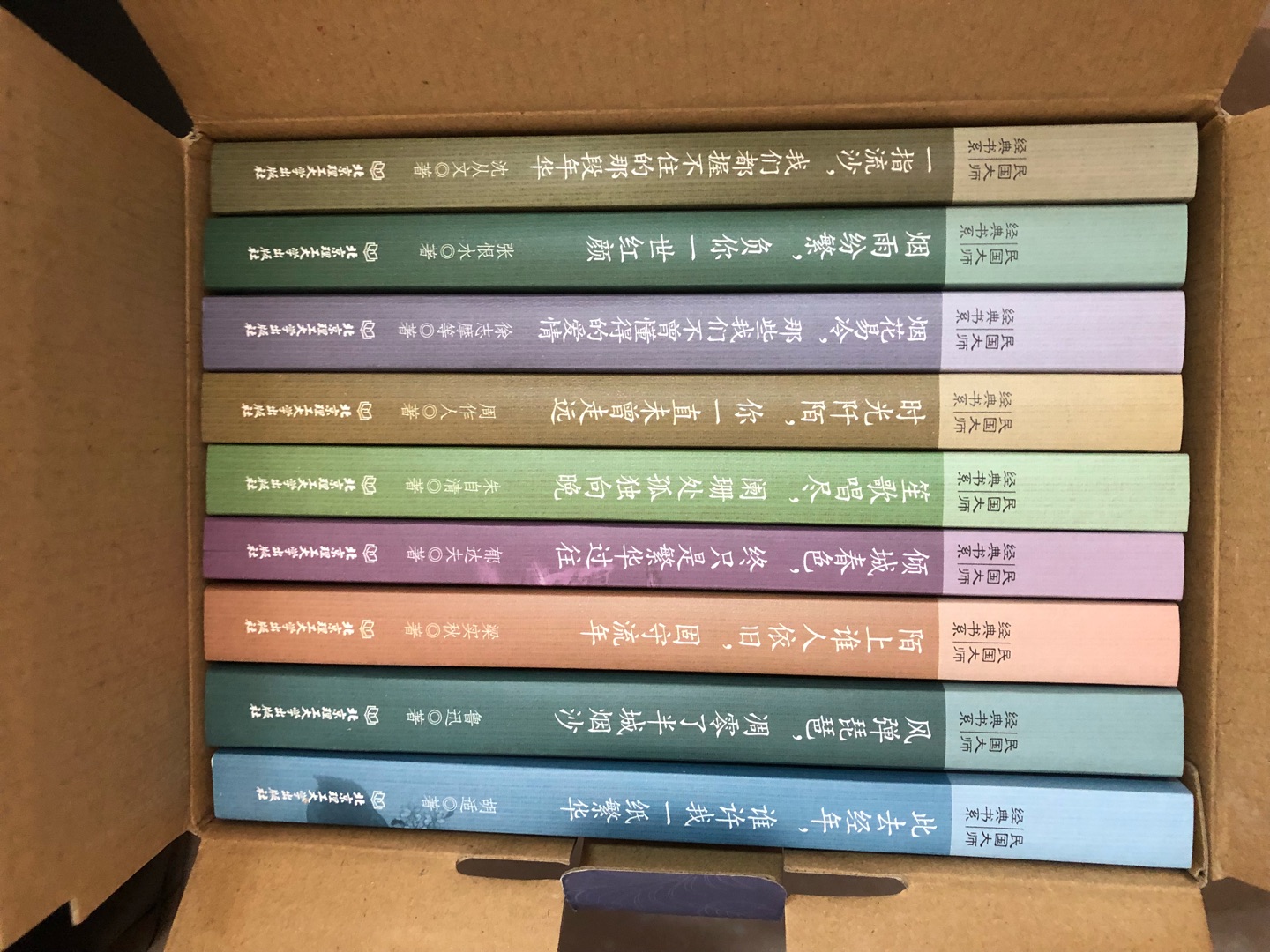 精装，纸质很好，排版看着也挺舒服。三年级的小学生要求看，孩子喜欢。