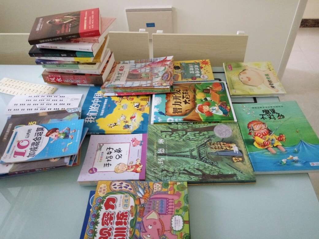 给孩子买了超多书，没事了就陪孩子一起学习