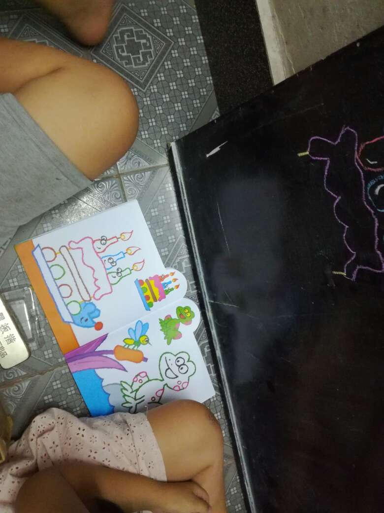 孩子们很喜欢，5岁的在书上图了色彩，10岁的当模板在小黑板上画！做工精致，色彩明亮！