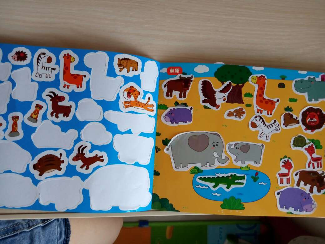 孩子爱玩贴纸，这款挺有意思的，还有涂色，小小的一本。