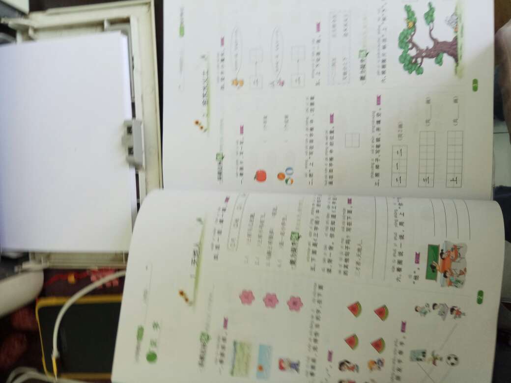 这个里面还赠了卷子，如图。我是看天津朋友的孩子，老师推荐做题。所以买了全国版。