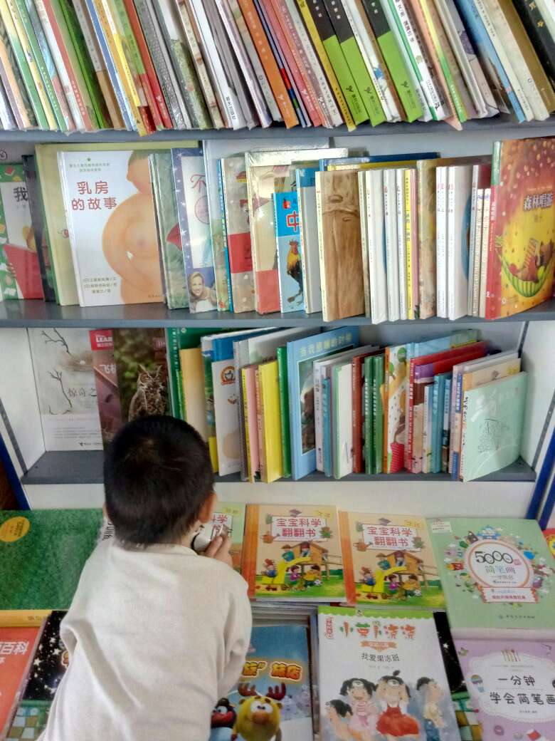 一个家庭有没有书，孩子是不是经常能接触到书，这与孩子是不是喜欢阅读有着很大的关系。所以说，环境对孩子的影响很大，要想让孩子喜欢阅读，在家里就要用心布置方便阅读、刺激阅读的环境。
