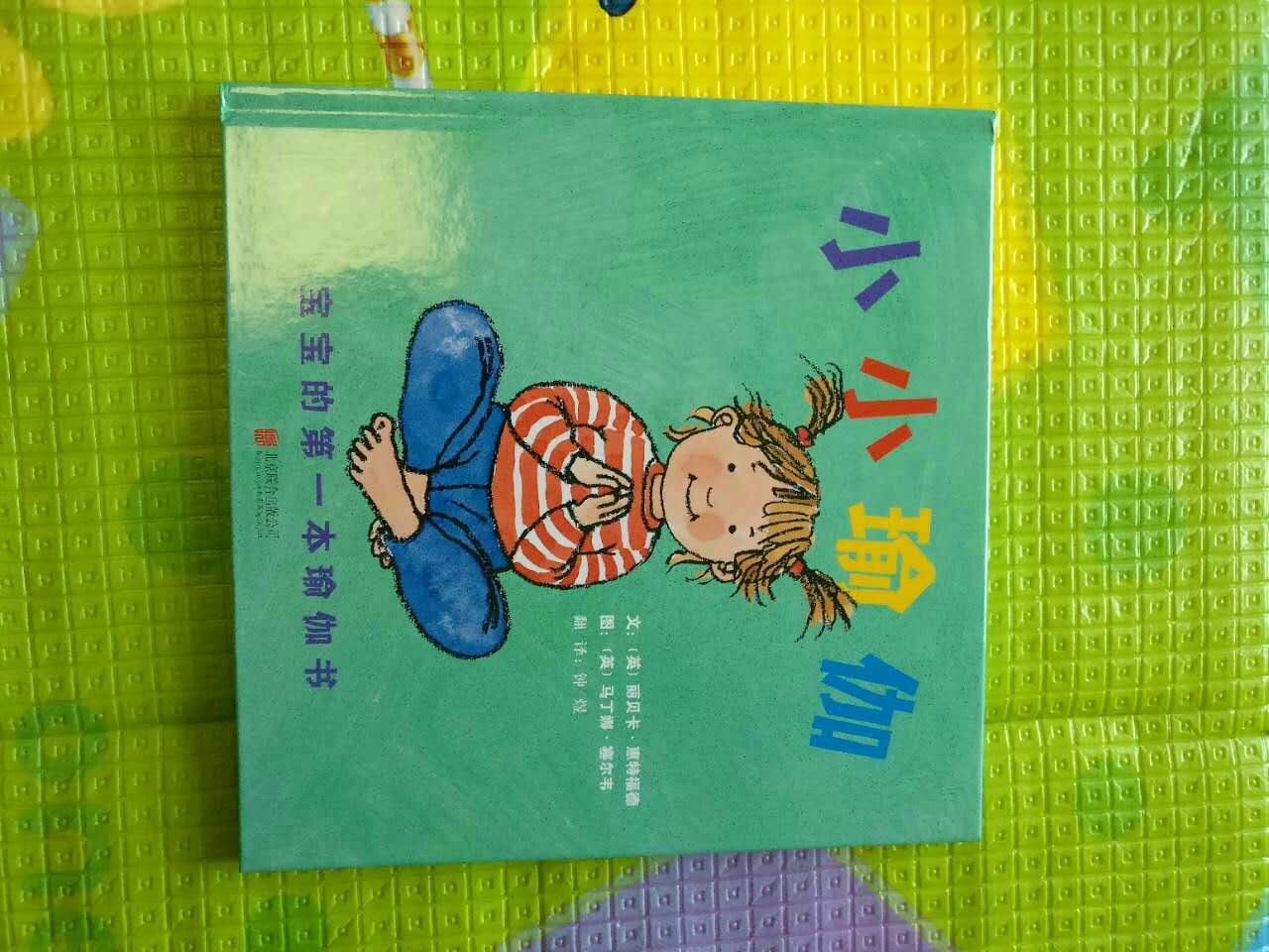 这是一套难以复制和逾越的中国原创儿童美术作品，主要面向5-8岁少儿读者。本书根据吴承恩著中国古典小说《西游记》改编，由陆新森、严定宪等三十二位美术名家联袂绘制，是一套《西游记》主题的大型彩色图画书。本书曾翻译成多种语言向全世界发行，代表了中国当代儿童美术创作的水准，深受海内外读者喜爱。