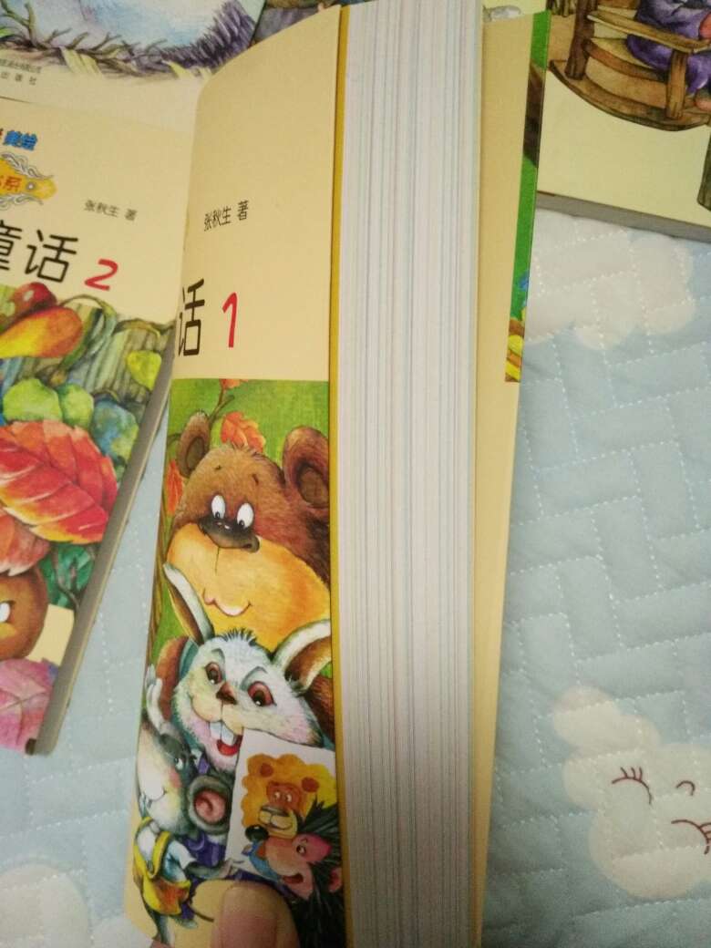 一整套买的，孩子喜欢阅读，故事多样，而且纸张用了彩色的，增加了趣味性！