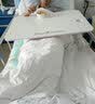 飞旺藤达床上书桌小桌子可折叠小桌板懒人简易床桌笔记本大号大学生宿舍 珍珠白-旗舰款（书架+抽屉+杯托+卡槽） 80*48*32cm【超大桌面容纳更多】 实拍图