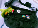 回力男士斜挎包潮牌工装风国潮休闲运动男包大容量单肩包学生上课包女 黑色【徽章4枚+恐龙挂件】 实拍图