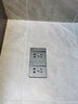西门子（SIEMENS） 开关插座面板 墙壁暗装86型 致典系列金属黑灰色 五孔插座带 开关 实拍图