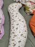 文雅丽（Viiyaly） 海马抱枕泰国天然乳胶孕妇侧睡觉人男女朋友儿童夹腿长条形靠枕 粉色冰丝 105cm*33cm 含枕芯 160以下适用 实拍图