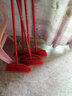 华贝森单个扫把塑料扫帚工厂批发扫把家用清洁工具硬毛扫把扫帚车间 加厚胶头莲花红色扫把 配木柄 实拍图