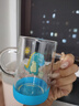 富光儿童牛奶杯带刻度宝宝冲泡奶粉吸管水杯微波加热耐热玻璃杯带把手 蓝色小恐龙 300ml 实拍图