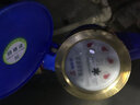 埃美柯水表铁壳旋翼家用灵敏冷水机械数字直读家用水表温水表吨国标099 2-LXS-20E-6分铜接罩湿式冷水表 实拍图