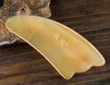 闽宝牛角刮痧板天然牛角面部刮痧脸部拔筋全身通用美容女按摩片经络穴位送长辈礼 黄色0.8厘米厚（脸部和身体适用） 实拍图