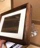 栖域（QIYU）新中式黑胡桃木榫卯相框摆台7 8寸高档冲印摆件木质实木挂墙框架 黑胡桃榫卯框+黄铜支架 7寸(照片12.7cm*17.8cm) 实拍图