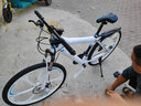 美昱 自行车山地车男女成人学生变速越野赛车通勤车公路单车 彩圈-旗舰版白蓝六刀一体轮 26寸21速(建议身高155-180cm) 实拍图