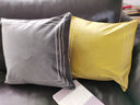 米乐轻奢刺绣抱枕沙发靠垫客厅靠枕套纯色天鹅绒办公室汽车腰枕 姜黄色（方框刺绣） 45*45cm抱枕套+枕芯 实拍图