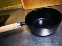 小幸福鑄鐵（KITCHEN LITTLE HAPPINESS KITCHEN）无涂层铸铁奶锅宝宝辅食补铁汤锅不粘婴幼儿小锅热牛奶煮面炖炸锅 18cm木柄奶锅+油刷 18cm 实拍图