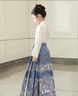 萝美酱2025新款马面裙女童儿童汉服套装全套春秋国风古装女孩 雀蓝色喷金马面裙+长袖上衣+项链 120 实拍图