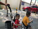 哈富龙双人儿童三轮车二胎溜娃推车可带人宝宝脚踏车双胞胎婴幼儿手推车 黑架+音乐+后护栏+航空轮 实拍图