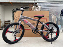 优诗诺（YOUSHINUO）儿童自行车山地车男女孩单速变速辐条一体轮可选6-8-9-15岁学生车 变速黑红+双碟刹一体轮+大礼包 20 寸适合125-145CM 实拍图