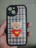 吟悦 适用苹果13/pro/max手机壳 iPhone新款卡通13mini全包镜头防摔网红硅胶皮纹软壳毛衣熊女款 (炫酷黑)红色毛衣熊黑-贈保护膜 苹果13 实拍图