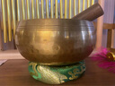 梵木果【麟纹钵】尼泊尔半手工颂钵音疗佛音黄铜碗瑜伽采耳居家冥想静心 金色中款-15cm+标准三件套 实拍图