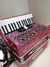 鹦鹉（YINGWU）手风琴键盘 中华老字号初学入门成人儿童专业演奏考级乐器 60贝司彩虹色YW823+大礼包 实拍图