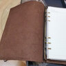 爱国牛（AIGUONIU） 复古真皮笔记本手工头层牛皮活页夹记事本商务办公手帐疯马皮礼品定制 【A5】咖色/coffee 标配100张内页 实拍图