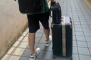 EAZZ【双层防爆锁 超大尺寸】行李箱铝框男女学生拉杆旅行箱密码箱子 【升级:磨砂防刮 铝框款】黑金色 28英寸 C型长途【约常规箱容量】 实拍图