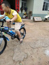 XBEIER变速山地车自行车儿童山地车赛车男女式中小学生单车碟刹山地车 单速抱刹黑蓝后座 20寸适合身高130-150厘米 实拍图