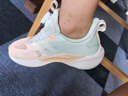 特步（XTEP）儿童氢风5.0小标多色透气旋钮扣轻跑鞋 浅粉橘/泡沫绿 35 实拍图