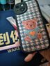 吟悦 适用苹果13/pro/max手机壳 iPhone新款卡通13mini全包镜头防摔网红硅胶皮纹软壳毛衣熊女款 (炫酷黑)毛衣熊黑-贈保护膜 苹果13 实拍图