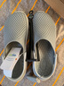卡骆驰（crocs）洞洞鞋男鞋女鞋 25夏季新款运动鞋平底沙滩鞋透气情侣凉鞋拖鞋子 贝雅系列-卵石色 41-42 (260mm) 实拍图