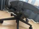 赫曼米勒（HERMAN MILLER）美国品牌 99成新二代赫曼aeron原装二手人体工学椅电脑椅 整椅发货 质保十二年 久坐护腰办公椅电脑椅 石墨黑（大号+尼龙脚） 送头枕 实拍图
