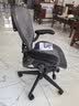 赫曼米勒（HERMAN MILLER）美国品牌 99成新二代赫曼aeron原装二手人体工学椅电脑椅 整椅发货 质保十二年 久坐护腰办公椅电脑椅 【基础款】石墨黑带腰托（中号/尼龙脚/头枕） 实拍图