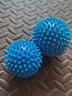 按摩球肌肉放松经膜健身球老人康复握力球足底筋膜刺球脚底刺猬球 蓝色硬2只装（7.5cm+9cm） 实拍图