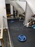 更强（Strongym）健身房橡胶运动地垫减震隔音防滑耐磨哑铃杠铃力量区健身地板地胶 50*50*3.0cm/单块（卡扣拼接型） 实拍图