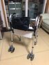 雅德老人助行器四脚拐杖残疾人助步器骨折铝合金带轮助力器马桶扶手 YC8301带四轮/带白色吹塑坐板 实拍图