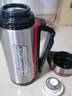 万象（WANXIANG） 高档保温壶户外大容量316不锈钢内胆暖壶带包提手便携旅行壶水壶 Q19-钛银红 1800ml 实拍图