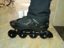 特步轮滑鞋成人男女童溜冰鞋休闲平花专业儿童滑轮鞋大学生滑冰旱冰鞋 黑色闪轮+套装+收纳包 L （适合运动鞋码39-44码） 实拍图