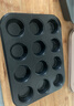 德立（DOLO）卡通6/9/12连模黄油年糕栗子甜甜圈马芬小蛋糕杯DIY烤箱烘焙模具 黑色你迷你6连模（含纸托6叠） 实拍图
