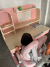 坐得正 儿童学习桌椅套装实木书桌学生学习桌可升降写字桌子作业桌课桌 1.2m带陪读柜+小熊三背椅粉 纠姿版 实拍图