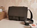 LEWHISPER LIFESTYLE轻奢通勤系列原创中号男士通勤翻盖邮差包头层牛皮手提单肩斜挎包 纯灰色 中号31.5*23*9cm 实拍图
