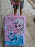 yitongxiang迪士尼儿童可坐拉杆箱爱莎公主行李箱万向轮旅行男女童登机箱 20英寸冰雪粉色带密码锁拉链 实拍图
