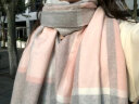 上海故事（STORY IN SHANGHAI）羊毛围巾女冬款百搭格子围巾学生保暖披肩加大加厚混纺圣诞礼物 WJT002粉色（仿羊绒） 实拍图